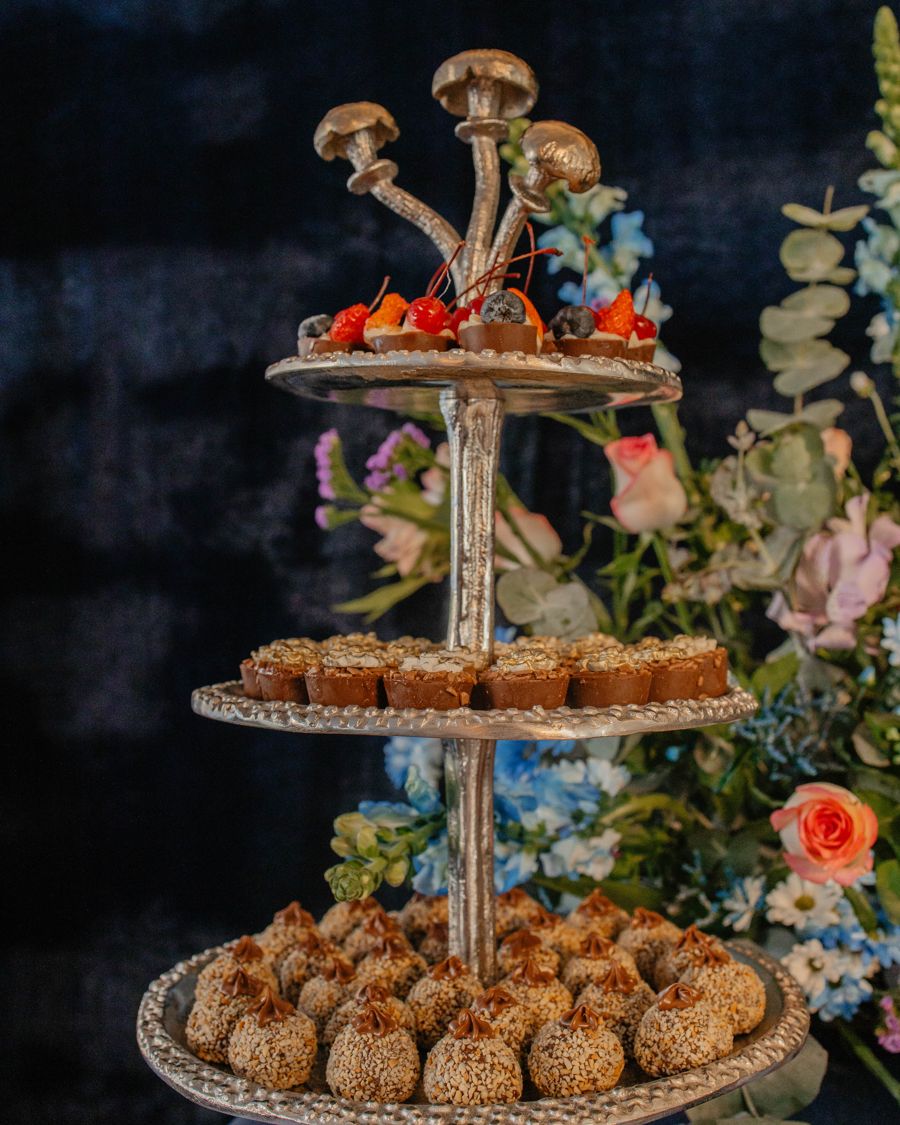 A torre de doces, entre flores do campo.