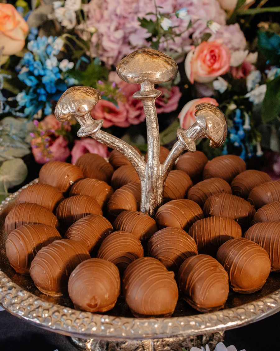 Bombons de chocolate sob um cogumelo prateado.