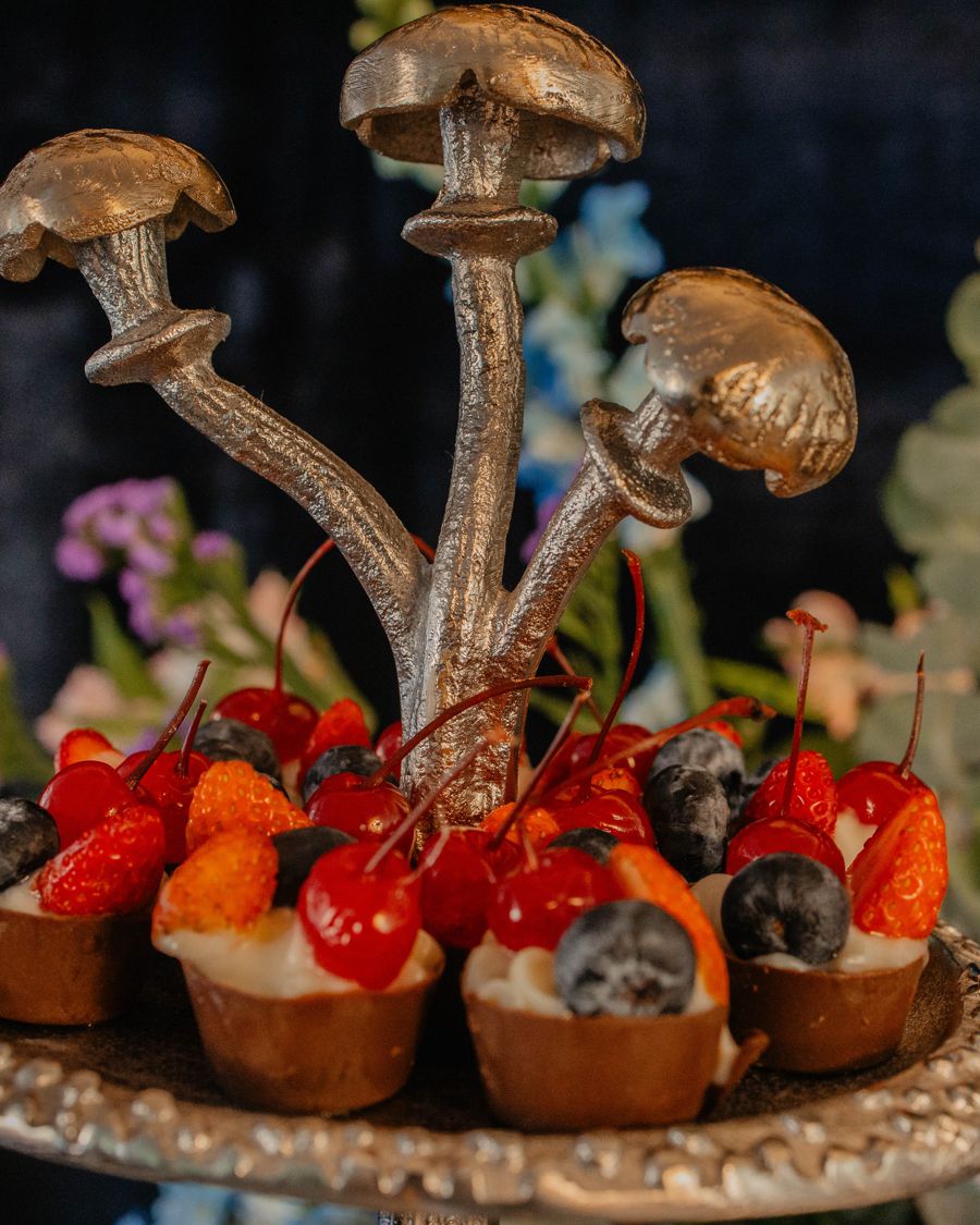 Tortinhas de frutas em cestinhas de chocolate.