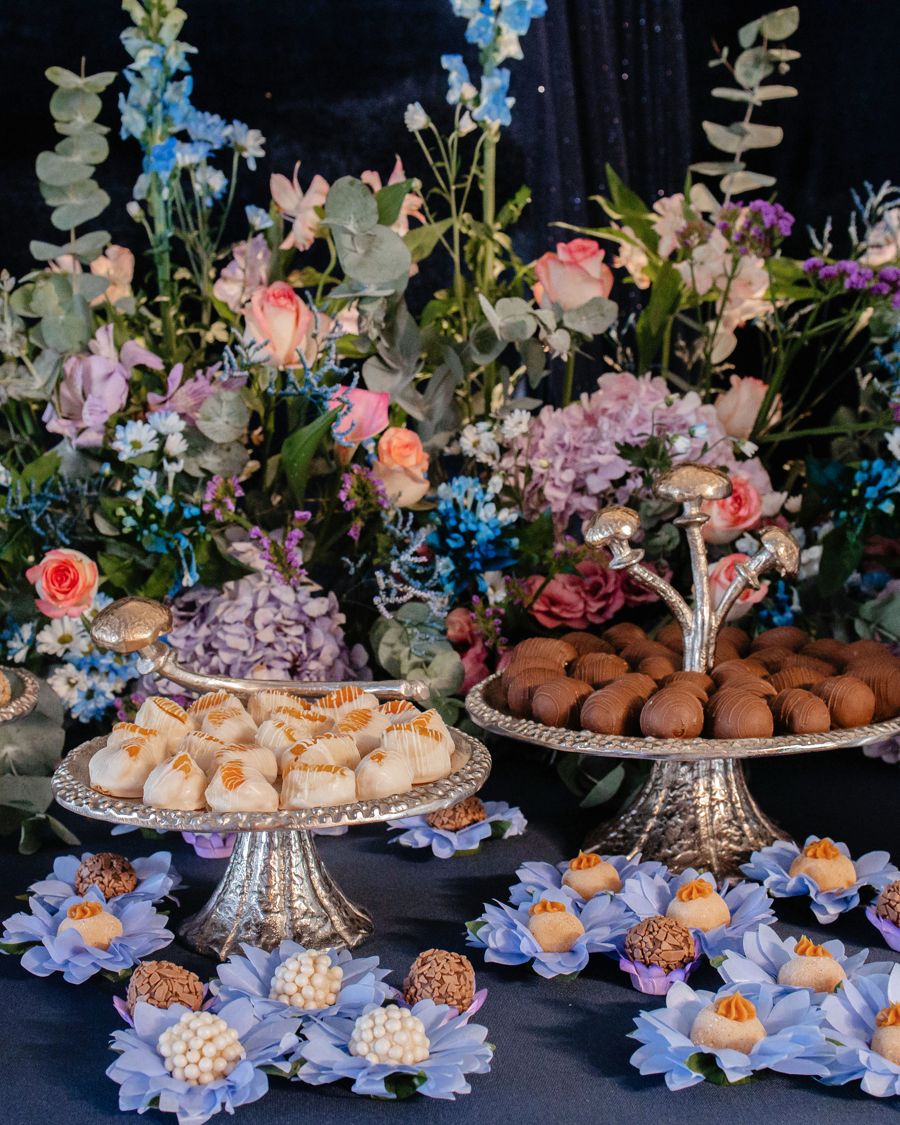 A mesa inteira, com flores do chão ao topo.