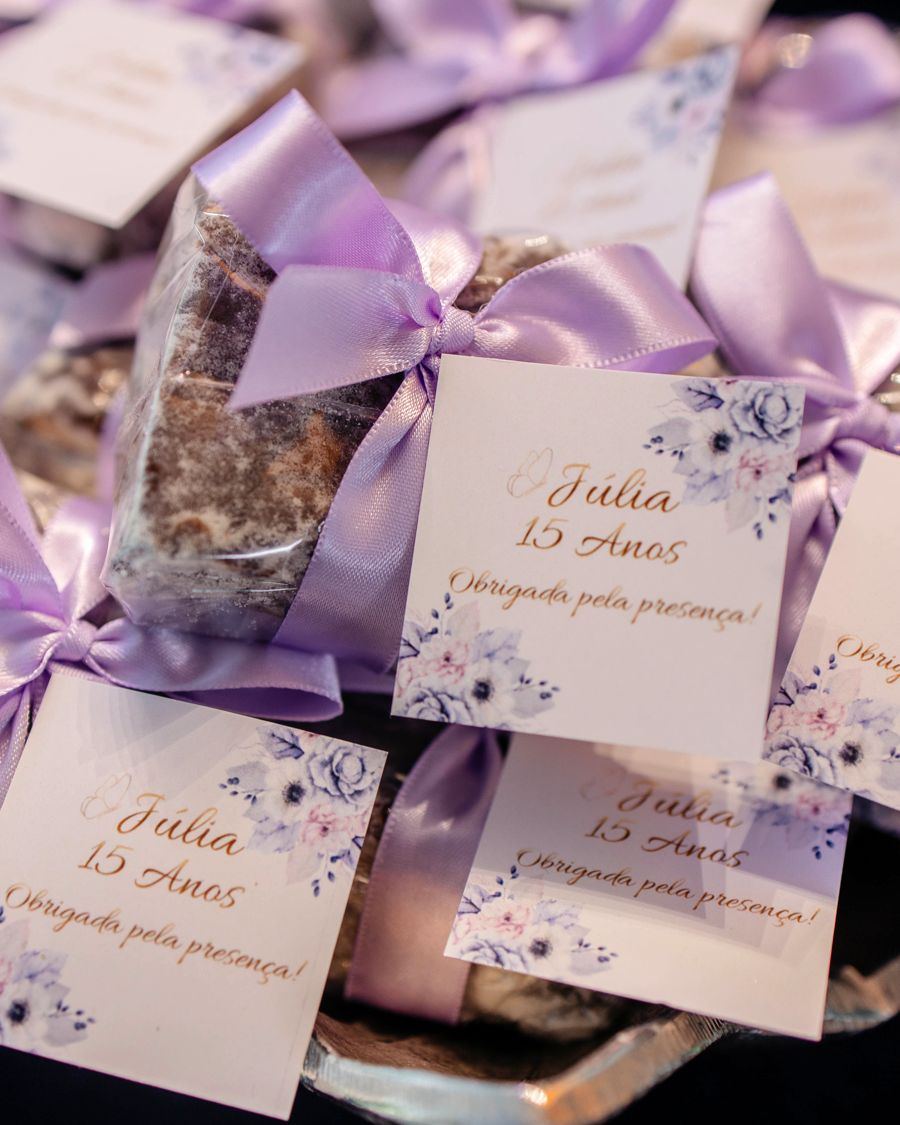 Lembrancinhas com laço lilás e o nome da Júlia.