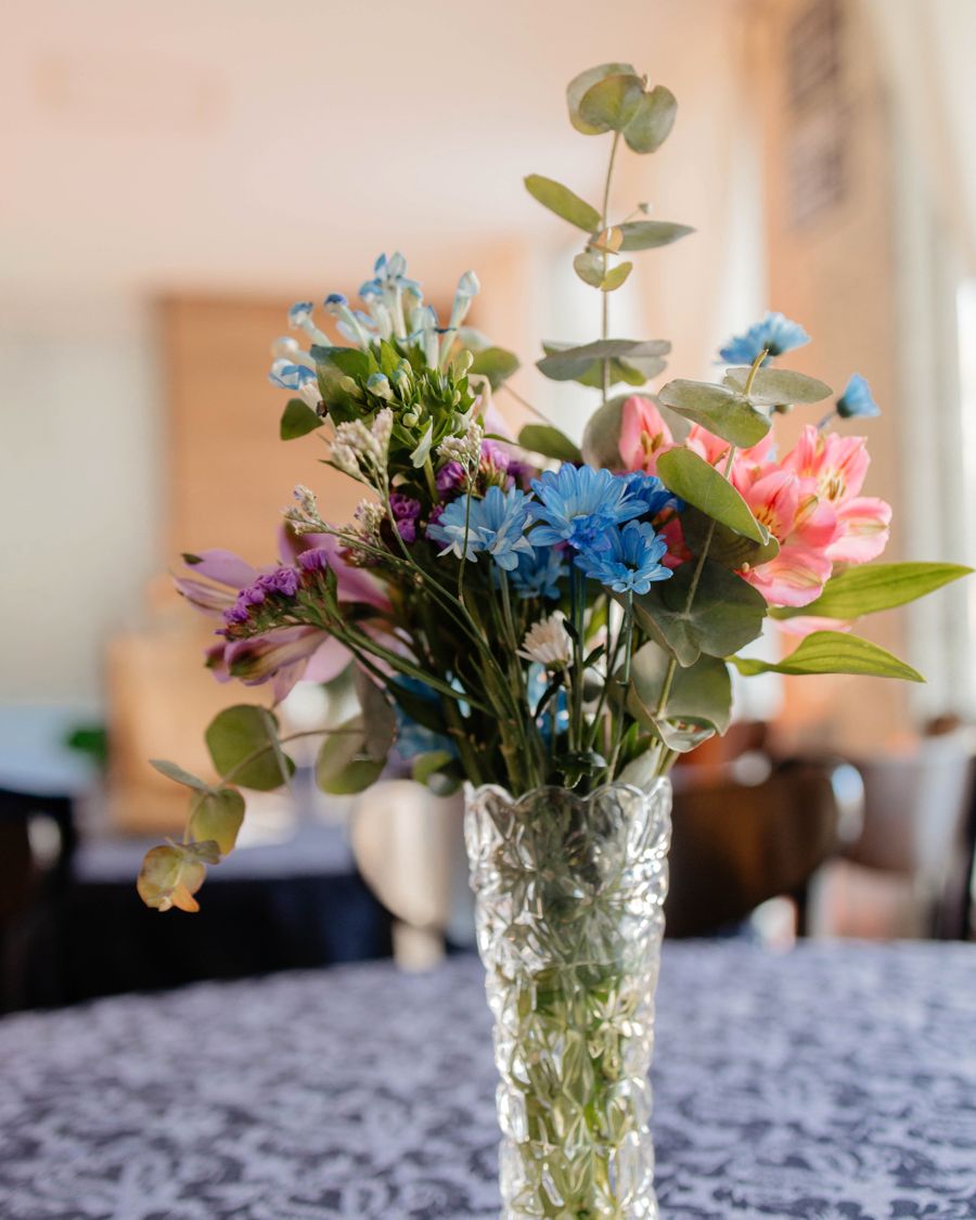 Um vaso de flores do campo numa das mesas.
