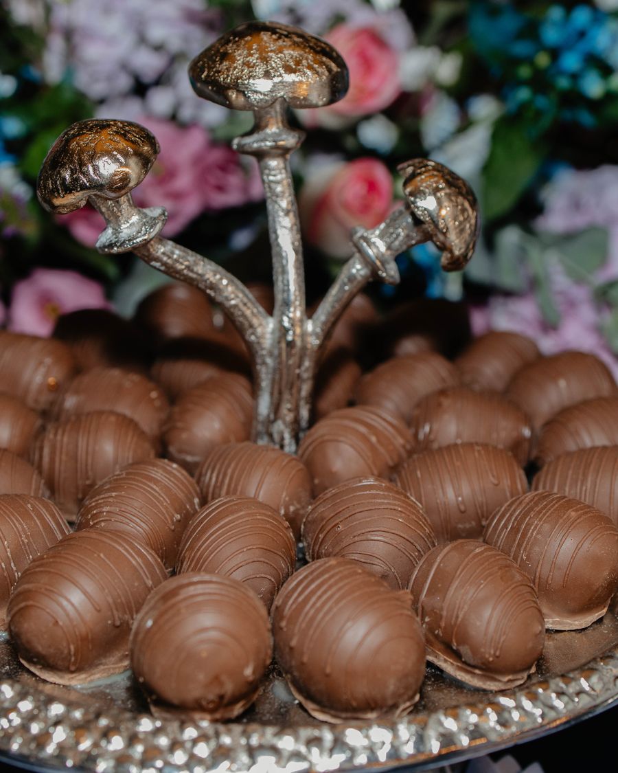Bombons de chocolate com cogumelo prateado.