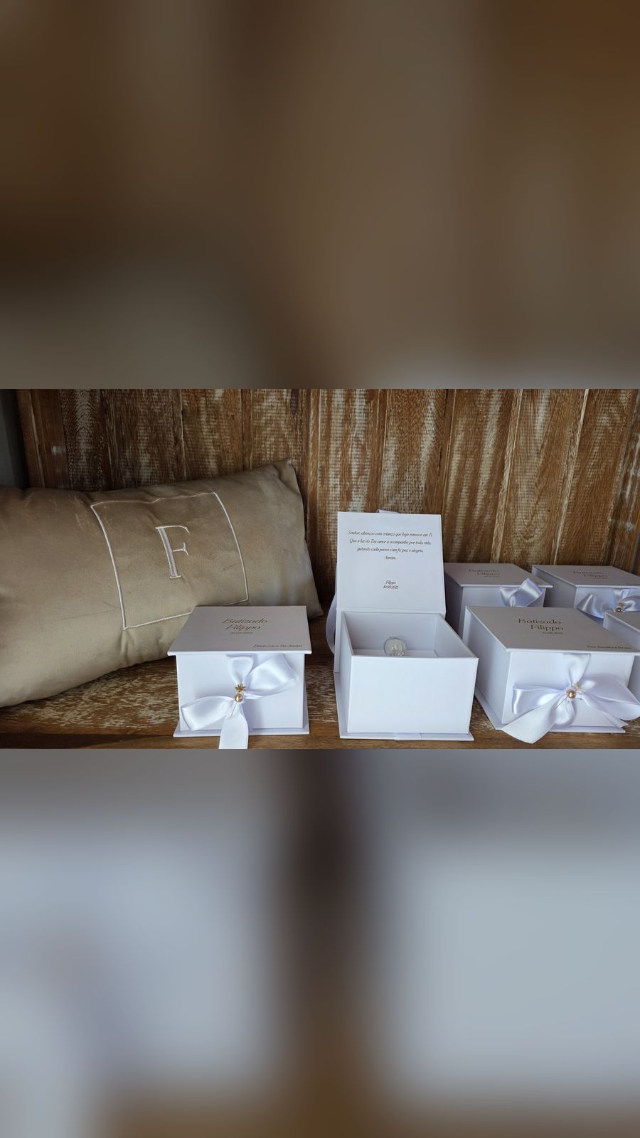 As caixas de lembrança, brancas, com laço de cetim.