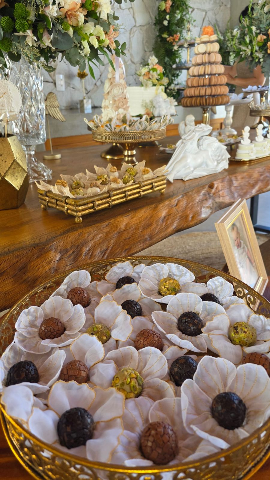 Doces em forminhas de pétalas brancas.