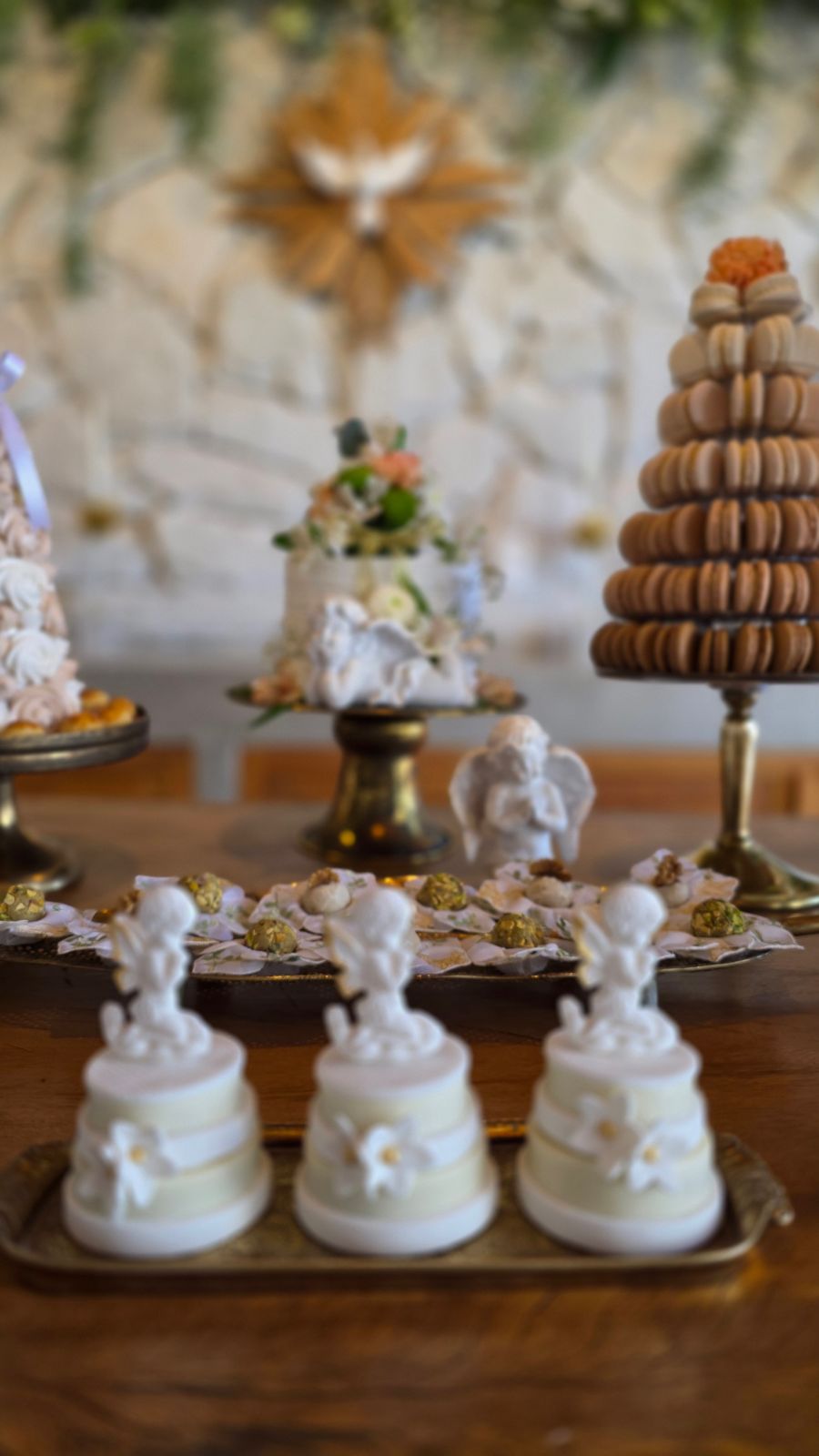 Minibolos brancos com flores de açúcar e anjinhos.