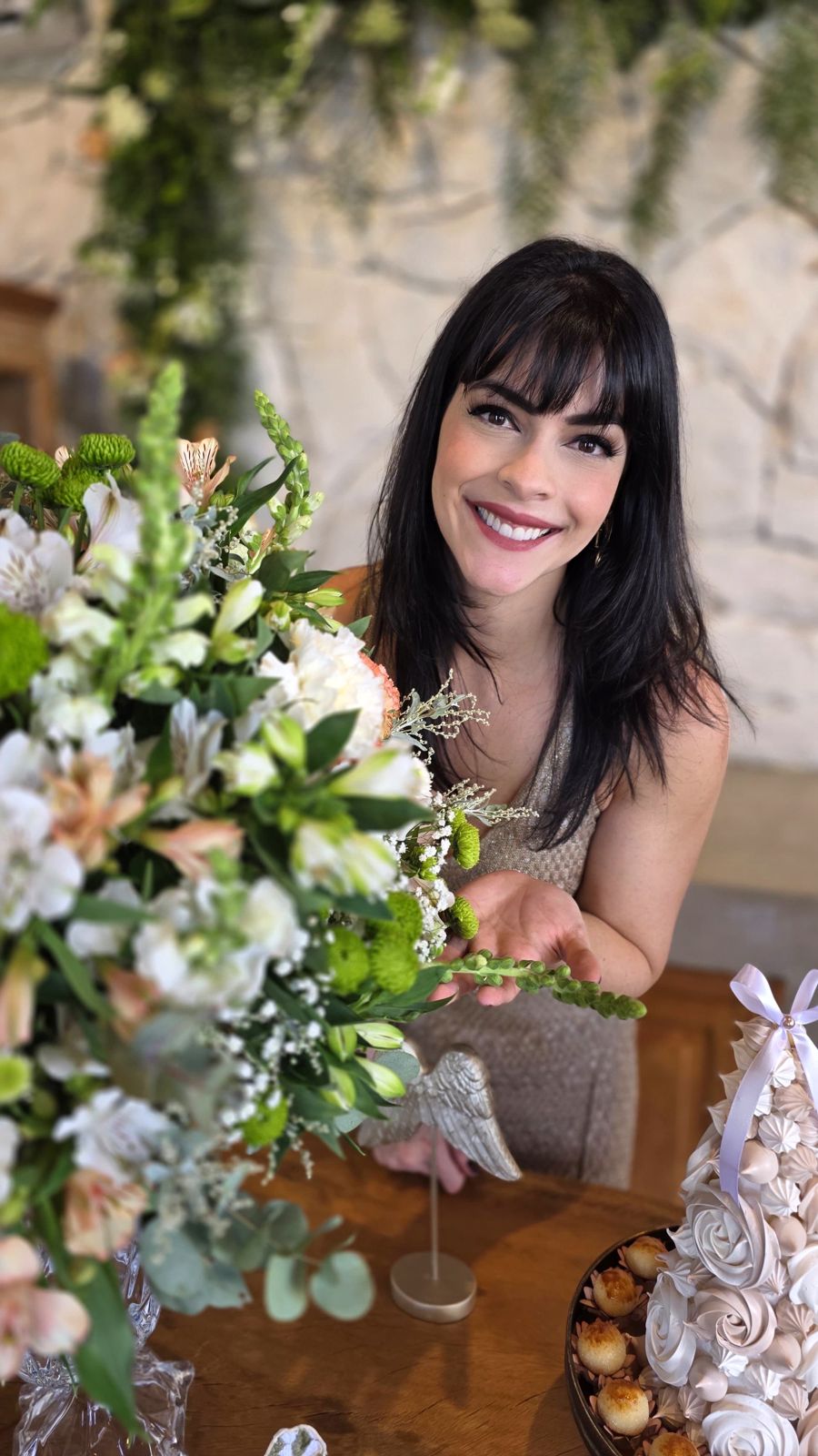 A Maju ajustando um arranjo de flores.