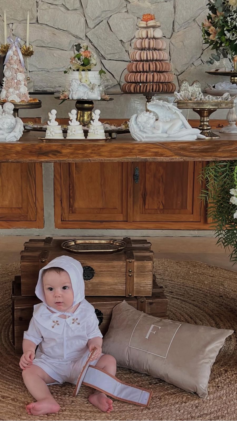 O Filippo, com a roupinha do batizado.