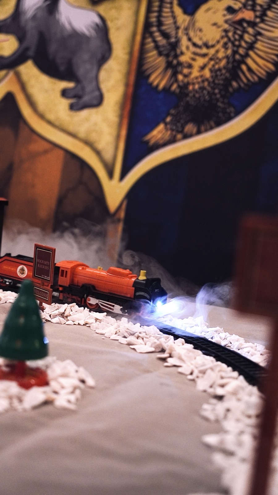 O Expresso de Hogwarts partindo entre a fumaça.
