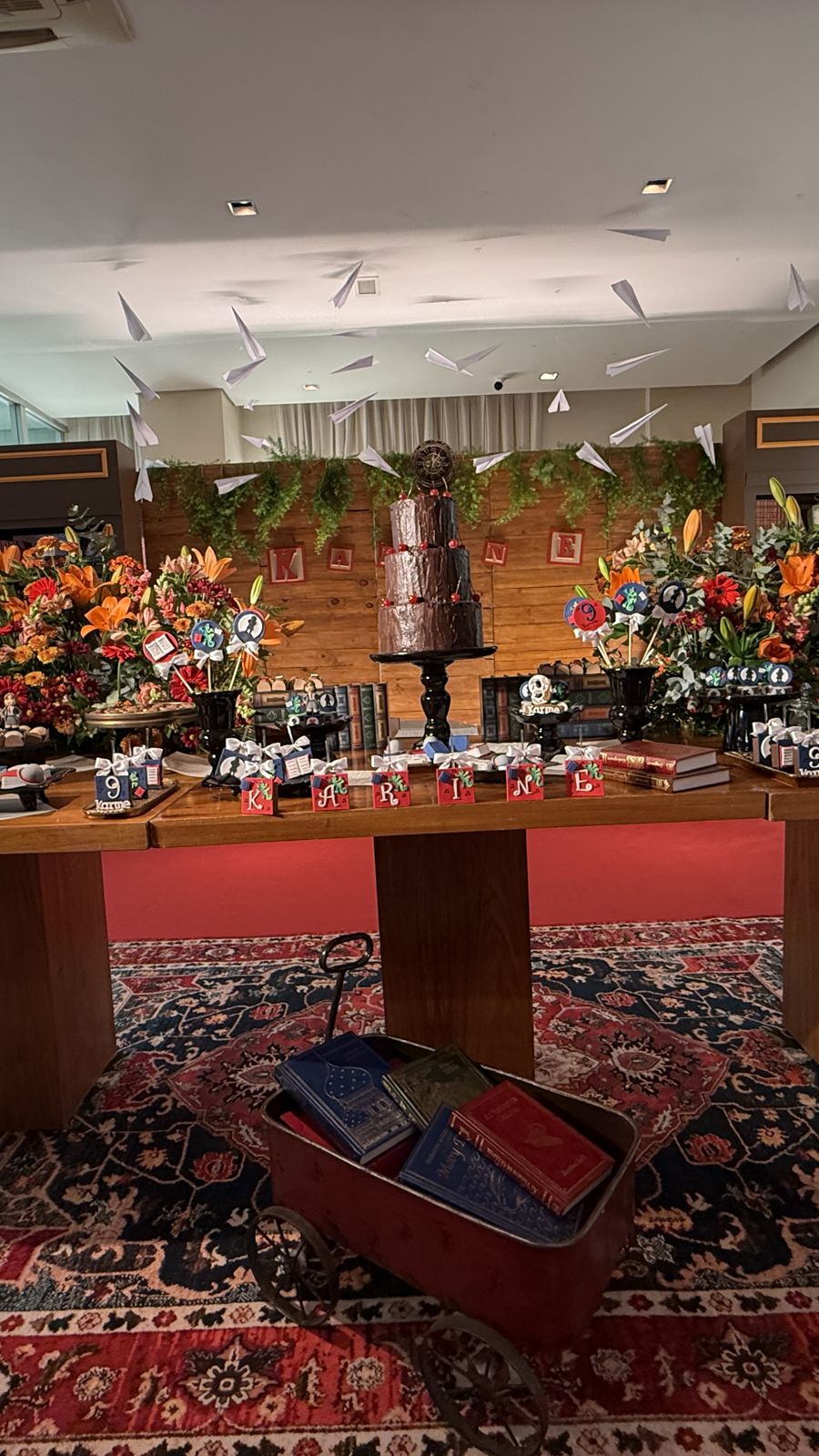 A mesa inteira, com páginas espalhadas dos dois lados.