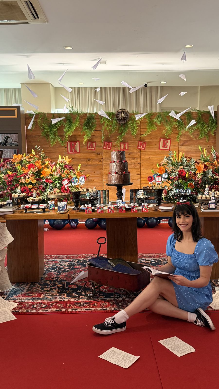Uma pausa para ler diante da mesa de doces.